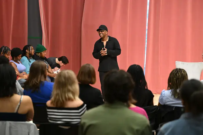 Leslie Odom, Jr. speaks to students.