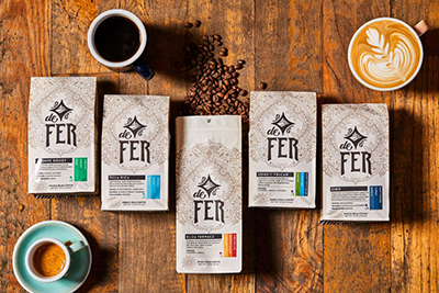 Picture of De Fer coffee bags and loose coffee beans
